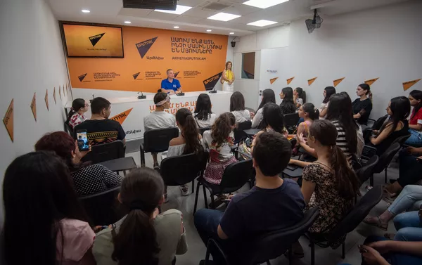 Участники проекта SputnikPro в мультимедийном пресс-центре Sputnik Армения (28 августа 2019). Еревaн Участники проекта SputnikPro в мультимедийном пресс-центре Sputnik Армения (28 августа 2019). Еревaн - Sputnik Армения