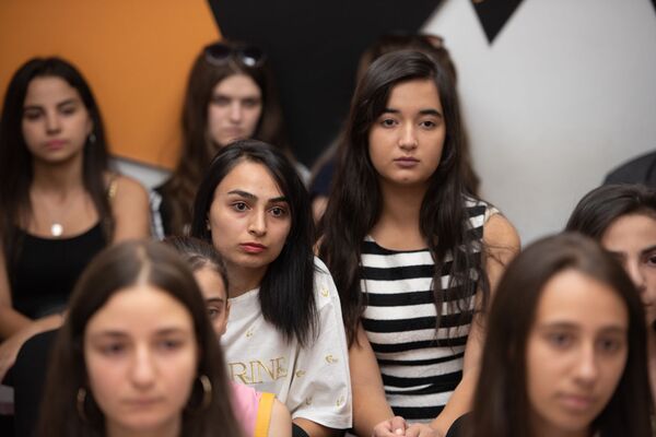 Тяжела не шапка Мономаха, а каска журналиста: как Писаренко вдохновил юных гостей - Sputnik Армения