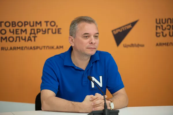 Тяжела не шапка Мономаха, а каска журналиста: как Писаренко вдохновил юных гостей Тяжела не шапка Мономаха, а каска журналиста: как Писаренко вдохновил юных гостей - Sputnik Армения