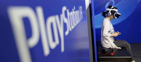 Посетитель Токийского игрового шоу пробует устройство головного убора PlayStation VR (15 сентября 2016). Макухари - Sputnik Արմենիա