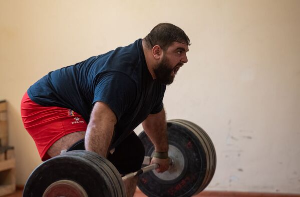 Рубен Алексанян на тренировке в преддверии ЧМ-2019 по тяжелой атлетике - Sputnik Армения