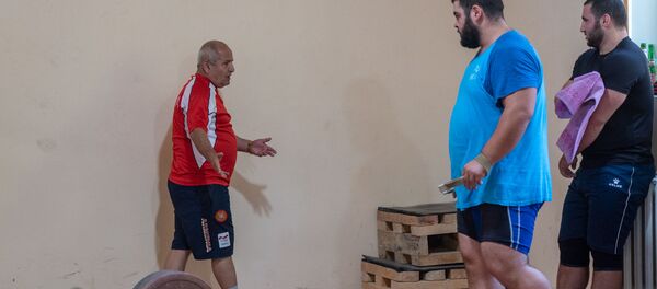 Главный тренер Пашик Алавердян, тяжелоатлеты Гор Минасян и Симон Мартиросян на тренировке в преддверии ЧМ-2019 по тяжелой атлетике - Sputnik Արմենիա