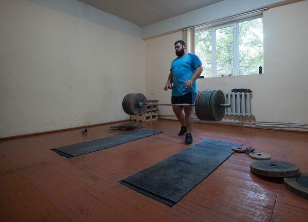 Гор Минасян на тренировке в преддверии ЧМ-2019 по тяжелой атлетике - Sputnik Армения
