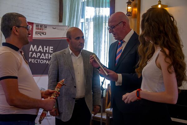 Армения – фантастическая страна: как голландец приехал учить армян и влюбился в Ереван Армения – фантастическая страна: как голландец приехал учить армян и влюбился в Ереван - Sputnik Армения