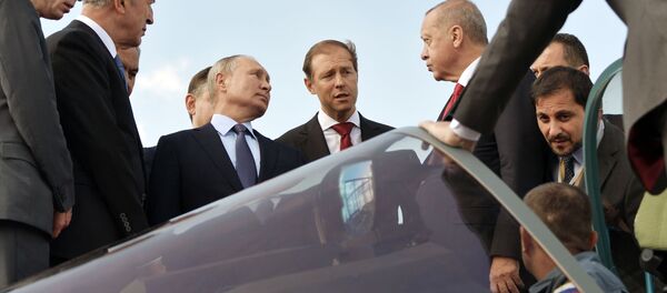Президенты России и Туржии Владимир Путин и Реджеп Тайип Эрдоган осматривают российский многофункциональный истребитель Су-57 во время посещения Международного авиакосмического салона МАКС-2019 (27 августа 2019). Жуковский - Sputnik Армения