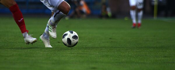 Борьба за мяч между футболистами ереванского Арарат-Армения и люксембургского Дюделанж во время первого матча четвертого квалификационного раунда Лиги Европы 2019-2020 (22 августа 2019). Еревaн - Sputnik Армения