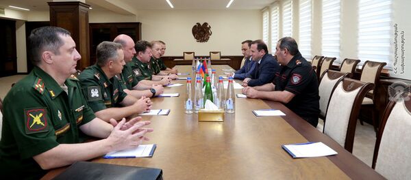 Министр обороны Армении Давид Тоноян встретился с главой делегации Главного управления военной полиции МО РФ генерал-майором Виталием Кохом (29 августа 2019). Еревaн - Sputnik Արմենիա