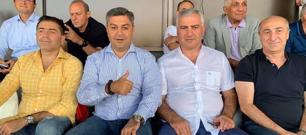 Артур Джанибекян, Артур Ванецян, Самвел Карапетян и Погос Галстян на трибуне перед началом футбольного матча Дюделанж - Арарат-Армения (29 августа 2019). Люксембург Артур Джанибекян, Артур Ванецян, Самвел Карапетян и Погос Галстян на трибуне перед началом футбольного матча Дюделанж - Арарат-Армения (29 августа 2019). Люксембург - Sputnik Արմենիա