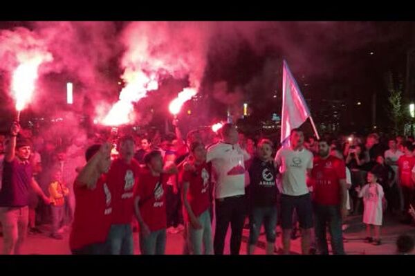 Это ликование в режиме нон-стоп: болельщики Арарат-Армения празднуют первый гол - видео - Sputnik Армения