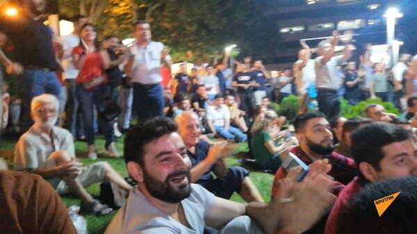 Это ликование в режиме нон-стоп: болельщики Арарат-Армения празднуют первый гол - видео - Sputnik Армения