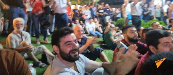 Կարապի լճի մոտ երկրպագուները տոնում են Արարատ-Արմենիայի գոլը - Sputnik Արմենիա