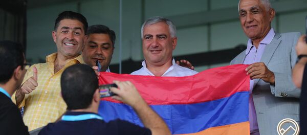 Артур Джанибекян, Артур Ванецян, Самвел Карапетян на трибуне во время 15-минутного перерыва в футбольном матче Дюделанж - Арарат-Армения (29 августа 2019). Люксембург - Sputnik Армения