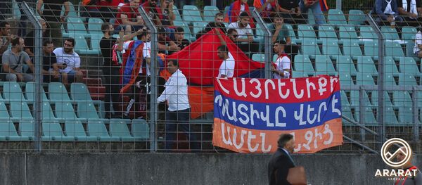 Болельщики на трибуне перед началом футбольного матча Дюделанж - Арарат-Армения (29 августа 2019). Люксембург - Sputnik Արմենիա