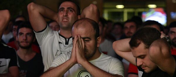 Реакция болельщиков на пропущенный второй гол во время футбольного матча Лиги Европы УЕФА против команды Дюделанж в фан-зоне в парке Новый Ереван (29 августа 2019). Ереван - Sputnik Армения