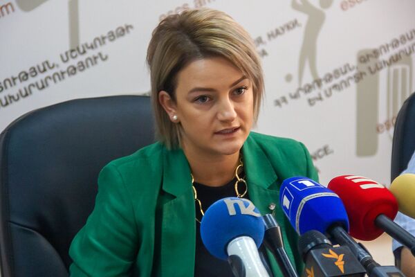 Карающий учитель и революция системы оценок: школьников в Армении спасут от дамоклова меча Карающий учитель и революция системы оценок: школьников в Армении спасут от дамоклова меча - Sputnik Армения