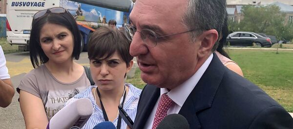 Министр иностранных дел Зограб Мнацаканян ответил на вопросы журналистов перед встречей с участниками ежегодного совещания руководителей центрального аппарата МИД и глав органов дипслужбы Армении в зарубежных странах (30 августа 2019). Гюмри Министр иностранных дел Зограб Мнацаканян ответил на вопросы журналистов перед встречей с участниками ежегодного совещания руководителей центрального аппарата МИД и глав органов дипслужбы Армении в зарубежных странах (30 августа 2019). Гюмри - Sputnik Արմենիա