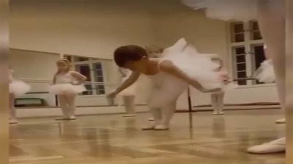 Девочка учится балету - Sputnik Արմենիա