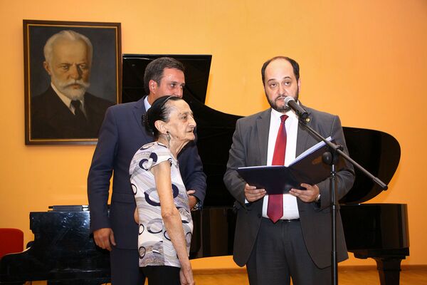 «Կավիճը ձեռքիս եմ մահանալու»․ 100-ամյա մանկավարժը բացահայտել է իր երիտասարդության գաղտնիքը «Կավիճը ձեռքիս եմ մահանալու»․ 100-ամյա մանկավարժը բացահայտել է իր երիտասարդության գաղտնիքը - Sputnik Արմենիա