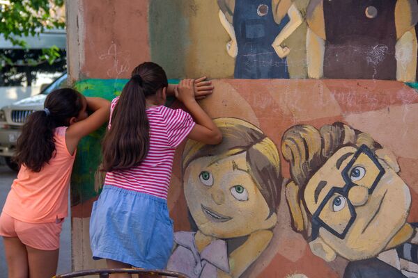 Нет, детка, красят: стрит-арт стал новым трендом Еревана Нет, детка, красят: стрит-арт стал новым трендом Еревана - Sputnik Армения