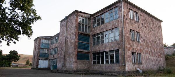 Здание школы села Навур Тавушской области - Sputnik Արմենիա