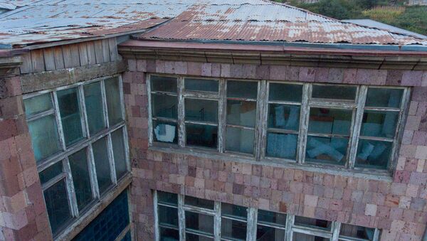 Здание школы села Навур Тавушской области с высоты птичьего полета - Sputnik Армения