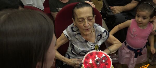 Старейший педагог Армении готовится к 1 сентября Старейший педагог Армении готовится к 1 сентября - Sputnik Արմենիա