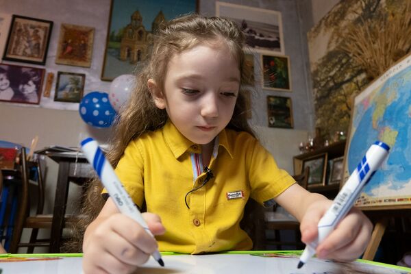 В школу отправлять страшно: 5-летний вундеркинд из Эчмиадзина готовится к рекорду Гиннесса В школу отправлять страшно: 5-летний вундеркинд из Эчмиадзина готовится к рекорду Гиннесса - Sputnik Армения
