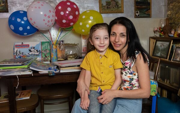 Միքայել Հակոբյանը մոր՝ Քրիստինե Հակոբյանի հետ - Sputnik Արմենիա