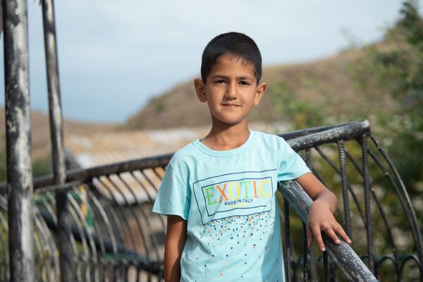 «Նոր հագուստով չեմ «թիթիզանալու». 6–ամյա լճափցի Ռուբենին դեռ դպրոցական հագուստ չեն գնել «Նոր հագուստով չեմ «թիթիզանալու». 6–ամյա լճափցի Ռուբենին դեռ դպրոցական հագուստ չեն գնել - Sputnik Արմենիա