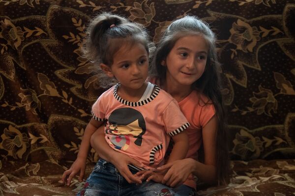 «Նոր հագուստով չեմ «թիթիզանալու». 6–ամյա լճափցի Ռուբենին դեռ դպրոցական հագուստ չեն գնել «Նոր հագուստով չեմ «թիթիզանալու». 6–ամյա լճափցի Ռուբենին դեռ դպրոցական հագուստ չեն գնել - Sputnik Արմենիա