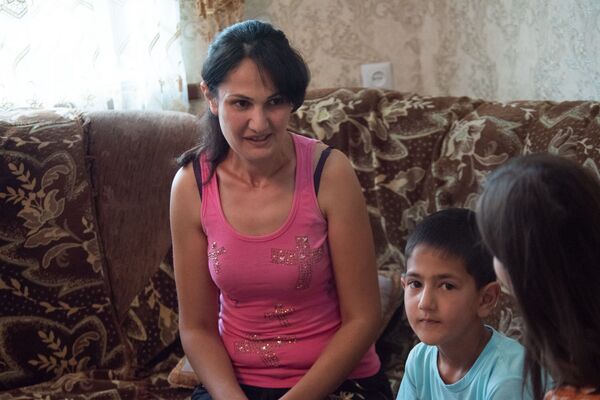 «Նոր հագուստով չեմ «թիթիզանալու». 6–ամյա լճափցի Ռուբենին դեռ դպրոցական հագուստ չեն գնել «Նոր հագուստով չեմ «թիթիզանալու». 6–ամյա լճափցի Ռուբենին դեռ դպրոցական հագուստ չեն գնել - Sputnik Արմենիա