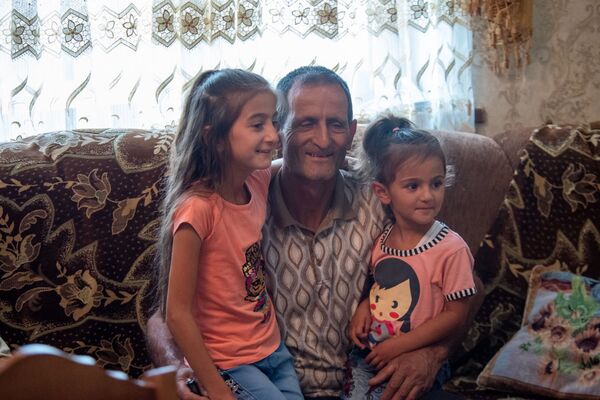 «Նոր հագուստով չեմ «թիթիզանալու». 6–ամյա լճափցի Ռուբենին դեռ դպրոցական հագուստ չեն գնել «Նոր հագուստով չեմ «թիթիզանալու». 6–ամյա լճափցի Ռուբենին դեռ դպրոցական հագուստ չեն գնել - Sputnik Արմենիա