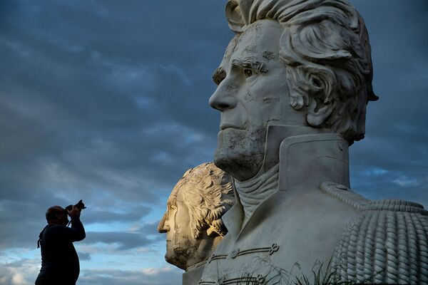 Турист фотографирует бюсты бывших президентов США Джорджа Вашингтона и Эндрю Джексона - Sputnik Армения