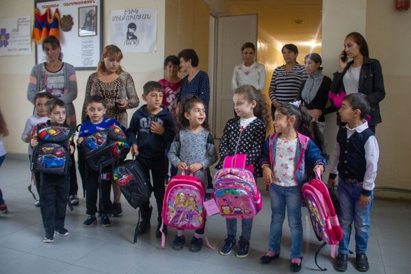 Она погибла, но детишки в приграничье подарки получили: живое дело альпинистки Симонян - Sputnik Армения