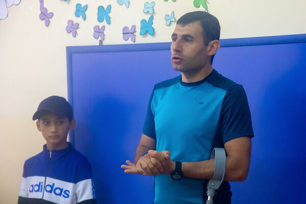 Она погибла, но детишки в приграничье подарки получили: живое дело альпинистки Симонян - Sputnik Армения