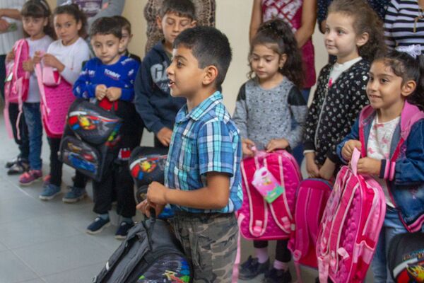 Նաիրուհու գործը շարունակում է եղբայրը. նվերներ` սահմանամերձ գյուղերի առաջին դասարանցիներին Նաիրուհու գործը շարունակում է եղբայրը. նվերներ` սահմանամերձ գյուղերի առաջին դասարանցիներին - Sputnik Արմենիա