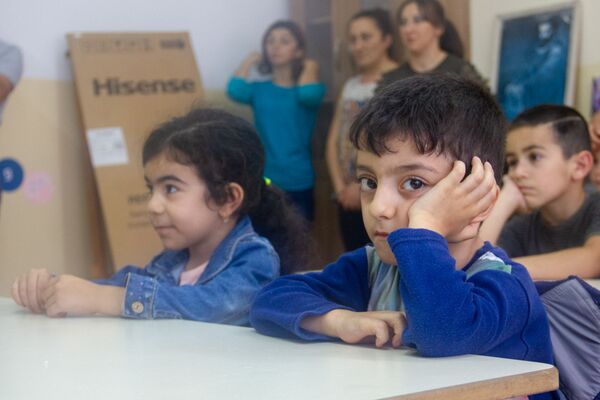 Նաիրուհու գործը շարունակում է եղբայրը. նվերներ` սահմանամերձ գյուղերի առաջին դասարանցիներին Նաիրուհու գործը շարունակում է եղբայրը. նվերներ` սահմանամերձ գյուղերի առաջին դասարանցիներին - Sputnik Արմենիա