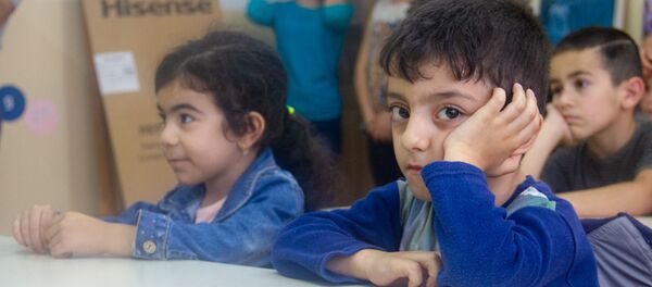 Фонд имени погибшей альпинистки подарил детям сел Тавушской области школьные принадлежности - Sputnik Արմենիա