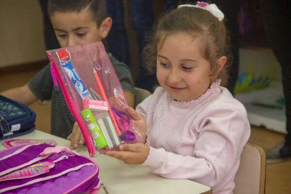 Նաիրուհու գործը շարունակում է եղբայրը. նվերներ` սահմանամերձ գյուղերի առաջին դասարանցիներին Նաիրուհու գործը շարունակում է եղբայրը. նվերներ` սահմանամերձ գյուղերի առաջին դասարանցիներին - Sputnik Արմենիա