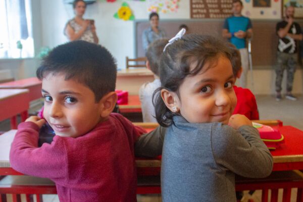 Նաիրուհու գործը շարունակում է եղբայրը. նվերներ` սահմանամերձ գյուղերի առաջին դասարանցիներին Նաիրուհու գործը շարունակում է եղբայրը. նվերներ` սահմանամերձ գյուղերի առաջին դասարանցիներին - Sputnik Արմենիա