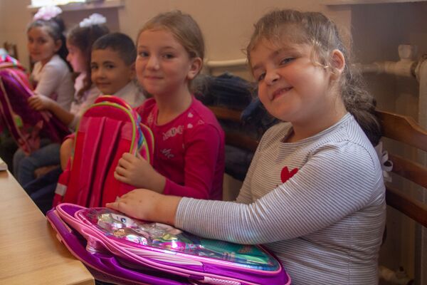 Նաիրուհու գործը շարունակում է եղբայրը. նվերներ` սահմանամերձ գյուղերի առաջին դասարանցիներին Նաիրուհու գործը շարունակում է եղբայրը. նվերներ` սահմանամերձ գյուղերի առաջին դասարանցիներին - Sputnik Արմենիա