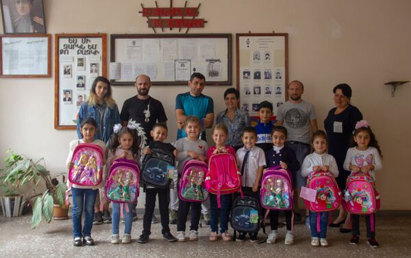 Фонд имени погибшей альпинистки подарил детям сел Тавушской области школьные принадлежности - Sputnik Армения