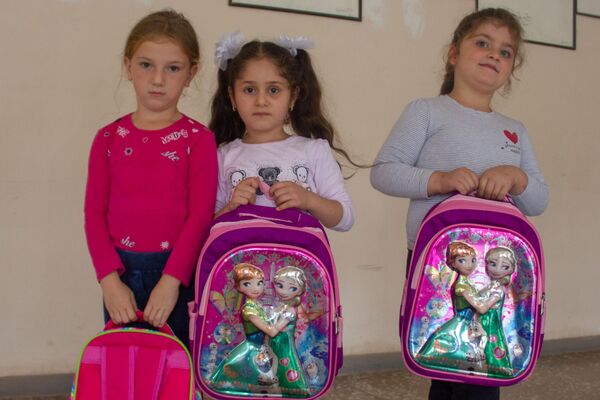 Նաիրուհու գործը շարունակում է եղբայրը. նվերներ` սահմանամերձ գյուղերի առաջին դասարանցիներին Նաիրուհու գործը շարունակում է եղբայրը. նվերներ` սահմանամերձ գյուղերի առաջին դասարանցիներին - Sputnik Արմենիա