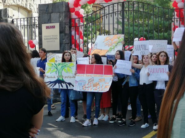 Мы не против личностей, а за учебу: студенты бастуют у ереванского Нархоза - Sputnik Армения