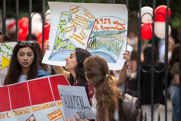 Мы не против личностей, а за учебу: студенты бастуют у ереванского Нархоза - Sputnik Армения