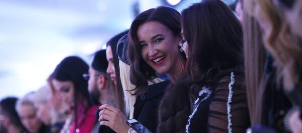 Ольга Бузова (в центре) во время показа новой коллекции дома моды Айшат Кадыровой Firdaws «Горная жемчужина» в рамках Mercedes-Benz Fashion Week Russia (24 октября 2017). Москвa - Sputnik Արմենիա