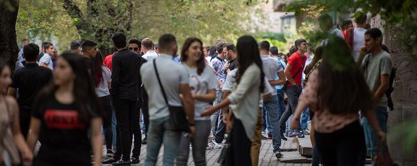 Студенты перед Гос.институтом физкультуры и спорта в первый учебный день  - Sputnik Արմենիա