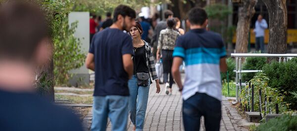 Студенты перед Гос.педагогическим университетом в первый учебный день - Sputnik Արմենիա