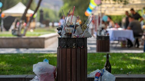 Переполненный мусорный бак в Ереване - Sputnik Армения