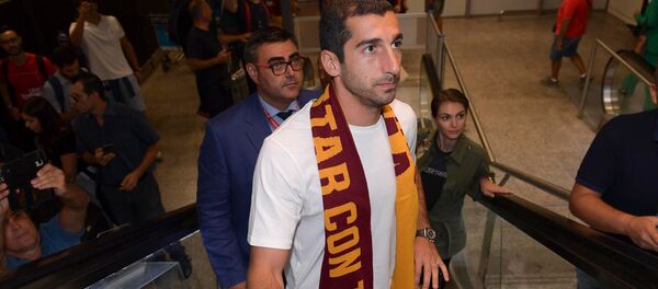 Официальный twitter канал ФК Рома опубликовал фотографии прибытия Генриха Мхитаряна в Рим - Sputnik Армения